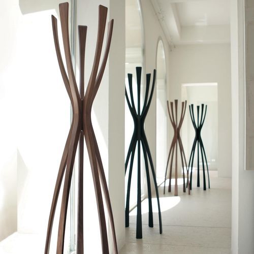 Bodenstehender Garderobenständer - FLAMINGO - Porada - modern / Esche / Nussbaum
