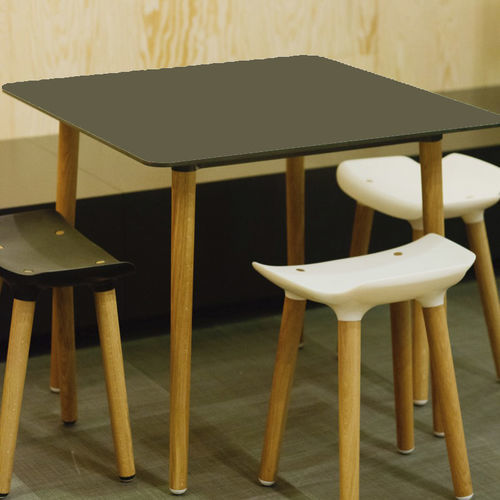Klassischer Tisch - PILOT LOW - SDC_lab - HPL / Gestell aus Holz / rund