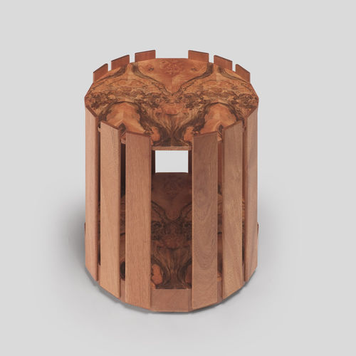 Moderner Beistelltisch - stave - Skram Furniture - Mahagoni / Gestell aus Holz / rund