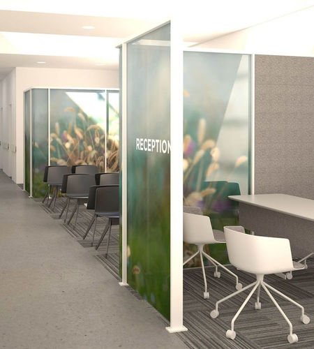 Festinstallierte Trennwand - ILTUO - 3Form - mit Glasfront / Harz / für professionellen Einsatz