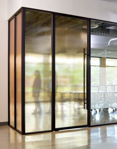 Bodenstehende Bürotrennwand - ARRAY - 3Form - mit Deckenmontierung / Glas / Kunststoff