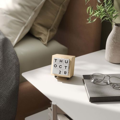 Holzskulptur - PLAY DATE CALENDAR - Umbra - freistehend / für Gewerbegebrauch / weiß