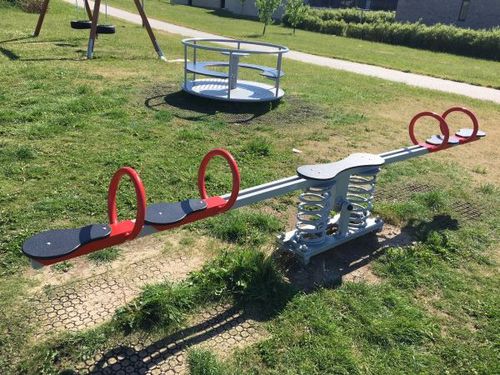 Schwenkwippe - 11322 - Lars Laj - HDPE / pulverbeschichteter Stahl / galvanisiertem Stahl