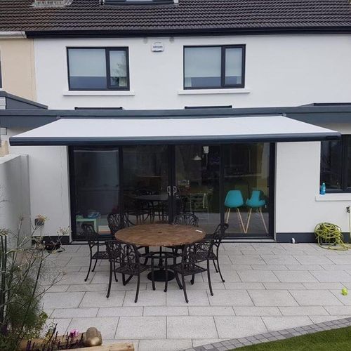 Vordach für Fenster - ROUND MINI CASSETTE - Designer shade solutions - Metall / Tuch / flach
