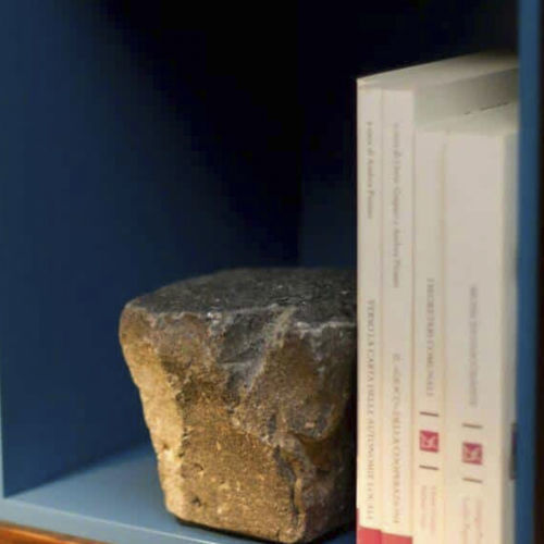 Basalt-Buchstütze - ROMA - Aeterna Design Srl