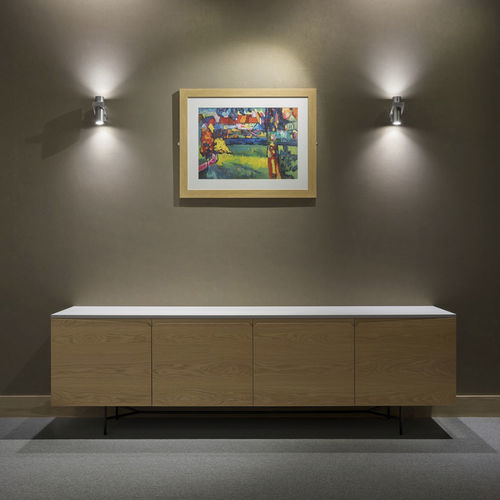 Modernes Sideboard - VANTAGE  - WILLIAM HANDS - Holz / Glas / mit Schwingtür