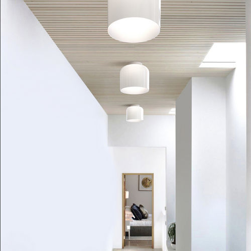Moderne Deckenleuchte - TOTEM - Pablo Designs - rund / geblasenes Glas / Opal