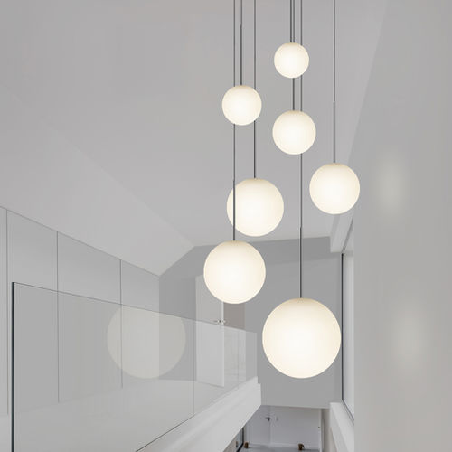 Moderner Kronleuchter - BOLA - Pablo Designs - geblasenes Glas / Edelstahl / Opal