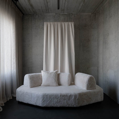 Modernes Sofa - So Lucky - Evolution 21 - Karine Bonjean bv - Stoff / mit abnehmbarem Kissen / weiß