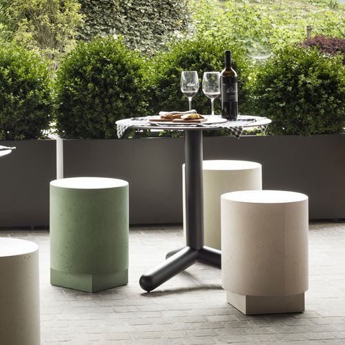 Moderner Hocker - TRONCHETTO - CIMENTO - Beton / Gestell aus Beton / mit Mittelfuß
