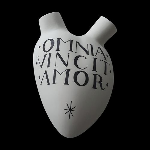 Moderne Vase - OMNIA VINCIT AMOR - ELICA STUDIO - Porzellan / handgefertigt / Wand