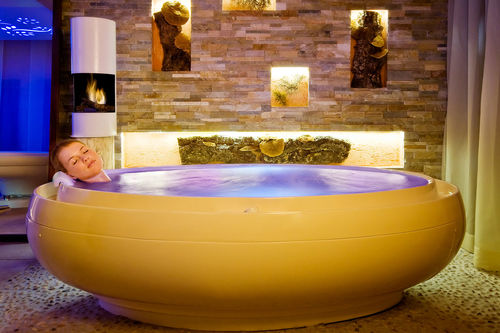 Runde Badewanne - INFINITY POOL - SPA4 - freistehend / zur beruflichen Nutzung / Laminat