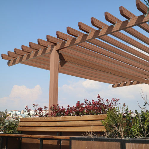 Selbsttragende Pergola - Arline Composite - Holz / Holzdach / maßgefertigt