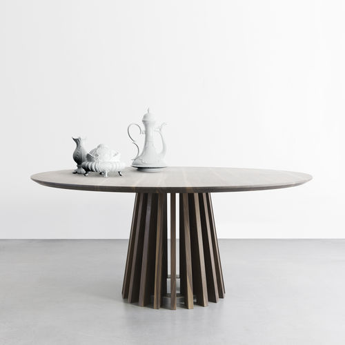 Moderner Tisch - ARIA - LANDO - Nussbaum / Lärche / Gestell aus Massivholz