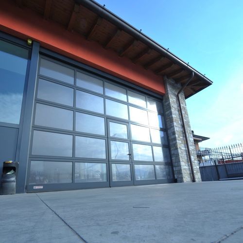 Sektionales Industrietor - SECTIONAL GLASS - Moreschi Chiusure Industriali S.r.l. - Aluminium / Stahl / galvanisiertem Stahl