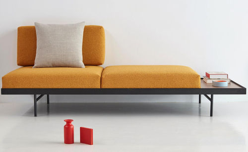 Moderne Tagesliege - Puri  - INNOVATION LIVING - Stoff / Stahl / Gestell aus Nussbaum