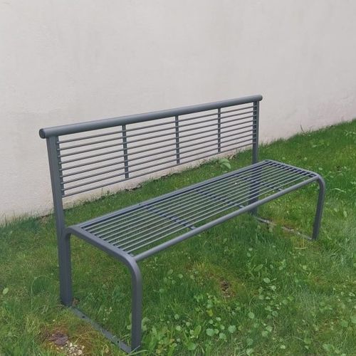 Moderne Bank für den öffentlichen Raum - PN092 - irollo - galvanisiertem Stahl / galvanisiertes Eisen / mit Rückenlehne