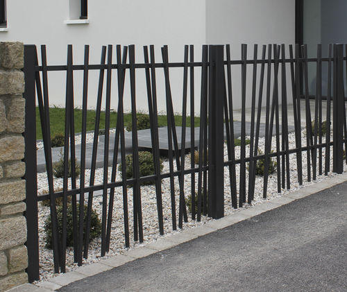Zaun mit Stangen - KRITER - Majuskule - zur beruflichen Nutzung / Aluminium / durchbrochen