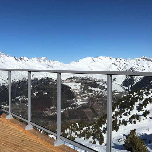 Aluminium-Geländer - KONTOUR - Majuskule - Glasplatten / für Außenbereich / für Balkon