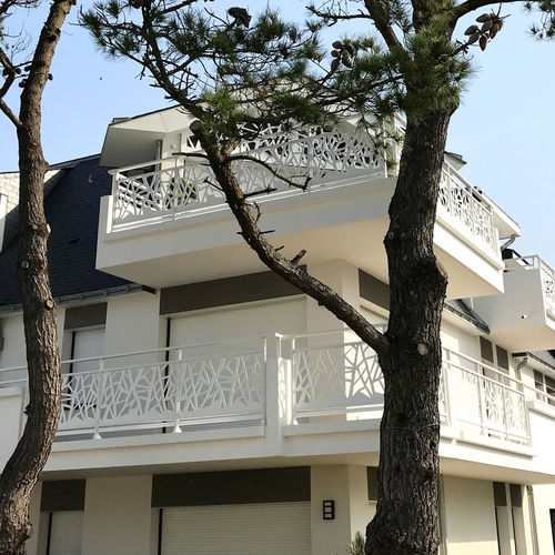 Aluminium-Geländer - GRAFIK - Majuskule - Lochblech / laserbearbeitet / für Außenbereich