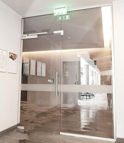 Tür für Innenbereich - Transparent Design SRL - Glas / einflügelig / modern