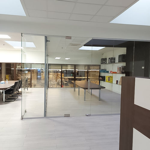Festinstallierte Trennwand - Transparent Design SRL - Glas / für professionellen Einsatz / für Privatgebrauch