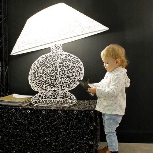 Tischlampe - SKEWLAMP - ARTBUZ creative workshop - Stahl / pulverbeschichteter Stahl / Stoff