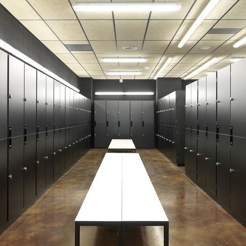 Moderne Bank für Umkleideraum - CUBE - COMERCIAL DE INDUSTRIAS REUNIDAS, S.A. - Edelstahl / Kiefer / ohne Rückenlehne