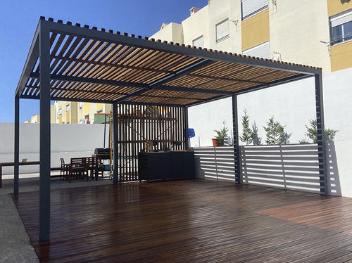 Selbsttragende Pergola - Império Decks e Pergolas - Eukalyptusholz / Esche / mit Sonnenschutzlamellen