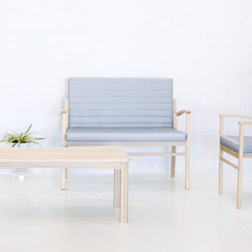 Polsterbank / skandinavisches Design - ARIS - Seniorcare - Stoff / Gestell aus Massivholz / Buche