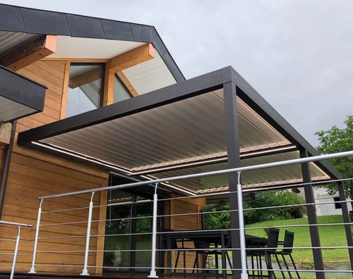 Angebaute Pergola - USINE-ONLINE - extrudiertes Aluminium / mit orientierbaren Lamellen / maßgefertigt