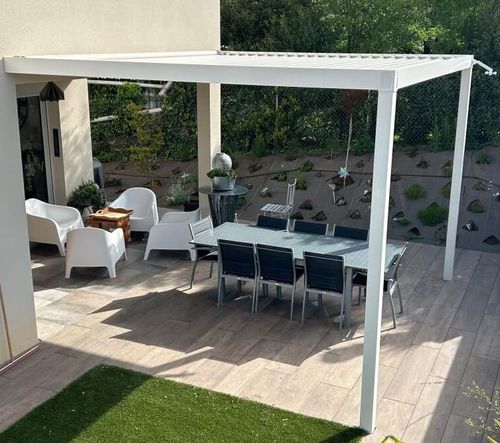 Angebaute Pergola - USINE-ONLINE - Aluminium / extrudiertes Aluminium / mit orientierbaren Lamellen