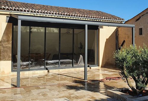 Angebaute Pergola - USINE-ONLINE - extrudiertes Aluminium / mit Dach aus Sandwichpaneelen / mit Schrägdach