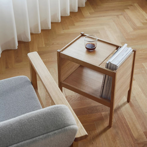 Moderner Beistelltisch - Journal  - FORM & REFINE - Eiche / Holzfurnier / Gestell aus Eiche