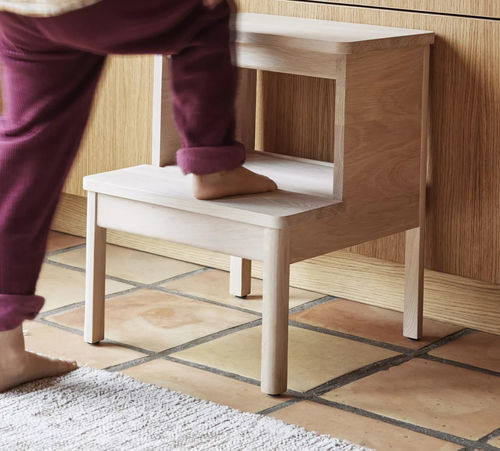 Holz-Tritthocker - A Line Stepstool - FORM & REFINE - für den Innenbereich
