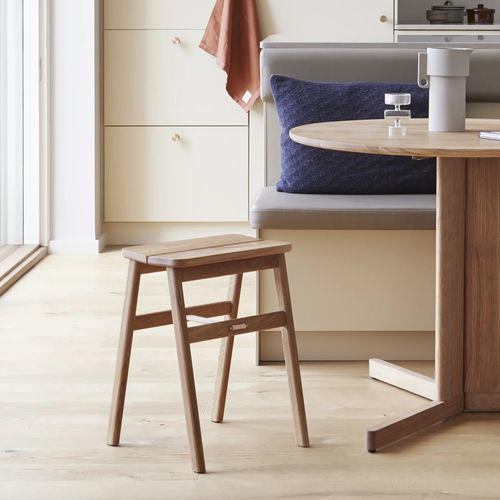 Moderner Hocker - Angle  - FORM & REFINE - Eiche / geöltes Holz / Gestell aus Eiche