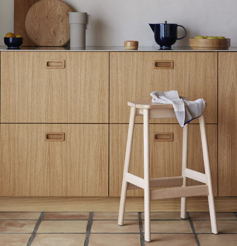 Moderner Barhocker - Angle Standard 65 - FORM & REFINE - Buche / lackiertes Holz / Gestell aus Buche