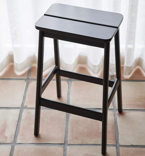 Contract-Barhocker - Angle Standard 75 - FORM & REFINE - modern / Buche / lackiertes Holz