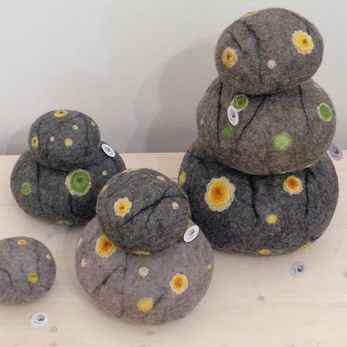 Modernes Sitzkissen - MOSS - Katsu Stones - Wolle / rund / handgefertigt