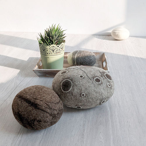 Modernes Sitzkissen - TODDLERS - Katsu Stones - Wolle / rund / handgefertigt