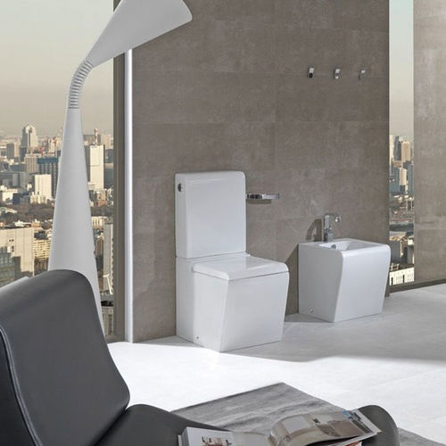 Wandhängendes WC - UV CERAMIC - Porzellan / für Privatgebrauch / oval