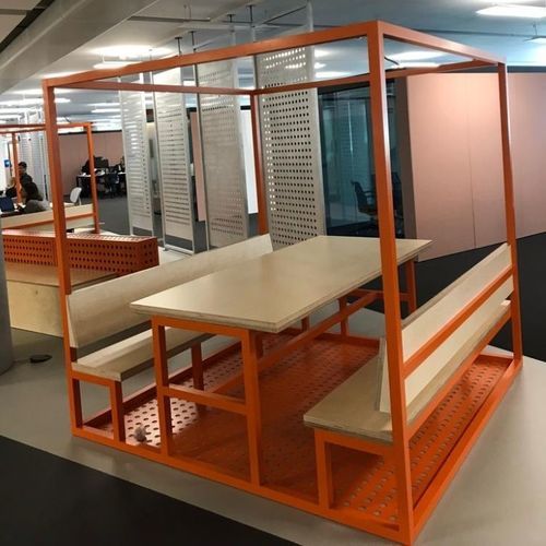 Moderne Tischgarnitur - Specialist Joinery Group - Holz / Metall / Lochblech