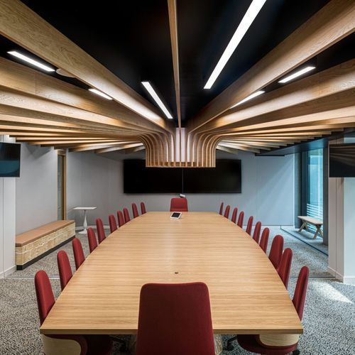 Holzzwischendecke - Specialist Joinery Group - Lamellen / für Büro / für Konferenzraum