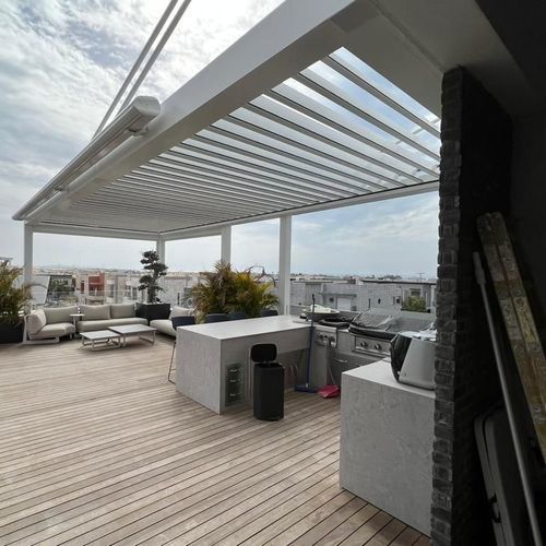 Angebaute Pergola - SMART ALUMINUM - Smart Sky - Aluminium / mit orientierbaren Lamellen / maßgefertigt