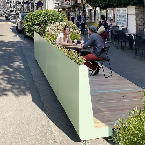 Modul-Parklet - AUFGELEGT - CITY DECKS - mit integrierten Pflanzkübeln