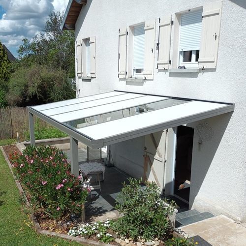Selbsttragende Pergola - Confort - HEOLIAN - angebaut / Metall / Glas