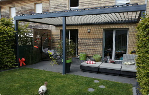 Selbsttragende Pergola - ALU-GLASS - angebaut / Aluminium / mit orientierbaren Lamellen