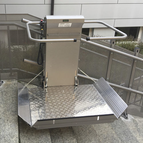 Plattform-Treppenlift / für Personen mit eingeschränkter Mobilität - Stratos - Lehner Lifttechnik - schräg / drehbar / für Außenbereich