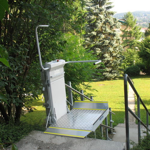 Plattform-Treppenlift / für Personen mit eingeschränkter Mobilität - Delta - Lehner Lifttechnik - schräg / für Außenbereich / für den Innenraum