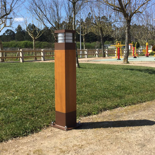 Moderner Leuchtpoller - TORCHE MDR® - IDELNOR - Stahl / Iroko / LED